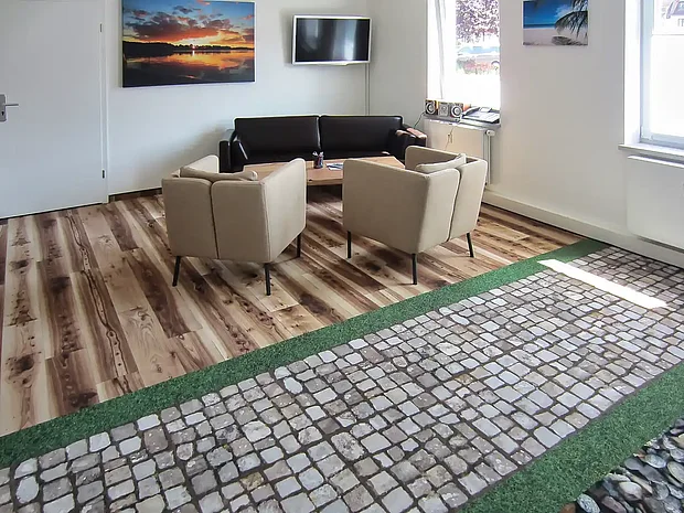 Steuerberater Christopher Pult bei der Arbeit in seiner Kanzlei in Füssen